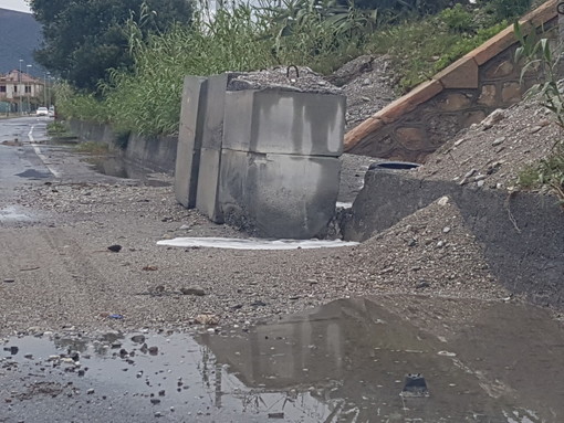 Albenga, il mare allaga viale Che Guevara (FOTO e VIDEO)