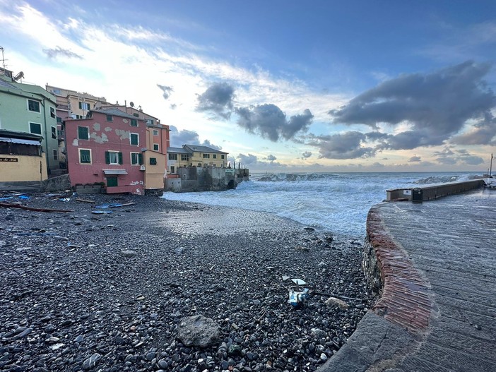Mareggiate, Toti: "Massima prudenza nel percorrere le strade costiere, non avvicinarsi al litorale" Mareggiate, Toti: "Massima prudenza nel percorrere le strade costiere, non avvicinarsi al litorale"