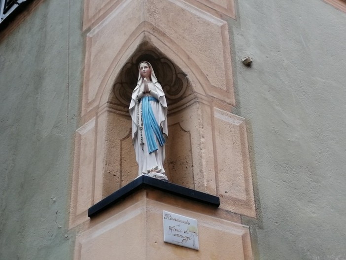 Albenga, i Fieui di caruggi rendono omaggio alla 'loro' Madonnina Albenga, i Fieui di caruggi rendono omaggio alla 'loro' Madonnina