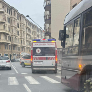 Savona, anziano va in arresto cardiaco mentre si trova sul bus: intervento salvavita dei soccorritori