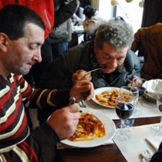 Nelle opere parrocchiali del Sacro Cuore di Albenga ogni giorno si pranza alla mensa dei poveri