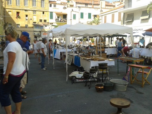 Domenica mercatino di antiquariato a Laigueglia