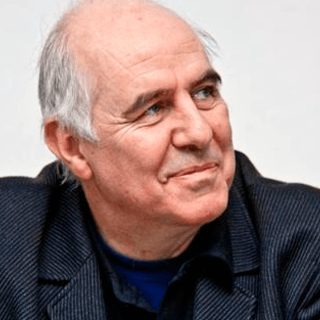 Lo scrittore Marino Magliani in biblioteca a Bergeggi