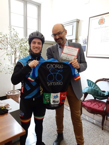 Da Caorle a Santiago de Compostela: il giovane ciclista Matteo Nadalon fa visita al comune di Finale Ligure