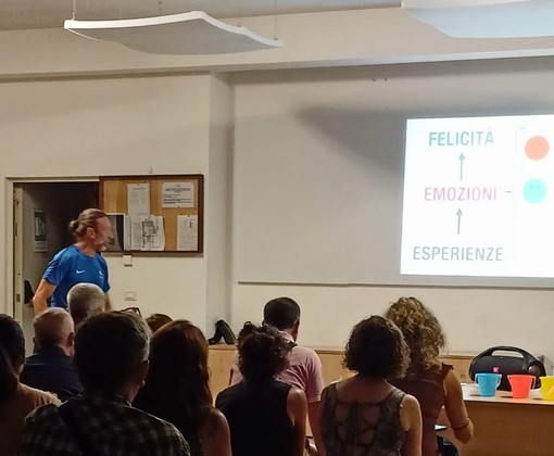 Dego, sala piena per l'incontro con il mental coach Max Monaco: "Il podismo allontana le cattive abitudini e genera sensazioni di benessere"