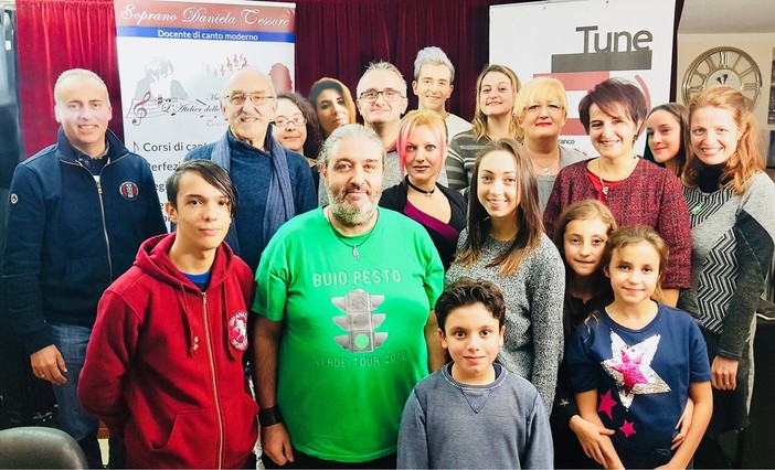 Cairo, il leader dei Buio Pesto Massimo Morini ha tenuto una masterclass per gli allievi del soprano Daniela Tessore Cairo, il leader dei Buio Pesto Massimo Morini ha tenuto una masterclass per gli allievi del soprano Daniela Tessore