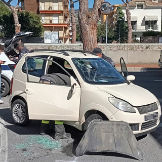 Microcar ribaltata a Pietra Ligure dopo l'impatto con uno scooter: una donna ricoverata in codice giallo (FOTO)