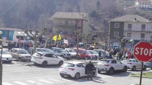 Masone, bikers protestano contro le limitazioni per la peste suina durante la Milano-Sanremo (FOTO) Masone, bikers protestano contro le limitazioni per la peste suina durante la Milano-Sanremo (FOTO)