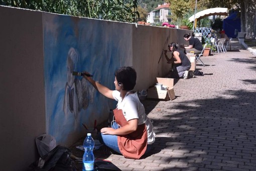 Quiliano, un murales per abbellire la passeggiata lungofiume del centro storico (FOTO)