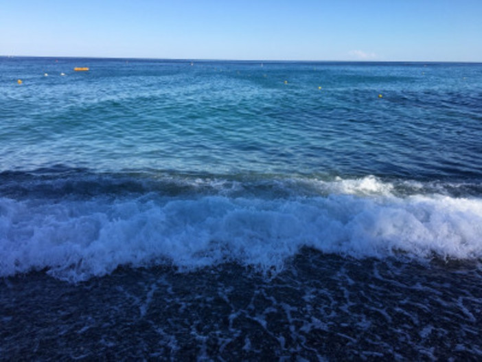 Gestione spiagge libere: Albenga posiziona i cartelli provvisori, a breve quelli definitivi