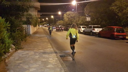 Passano da Alassio gli "eroi" della Milano-Sanremo a piedi (FOTO e VIDEO)