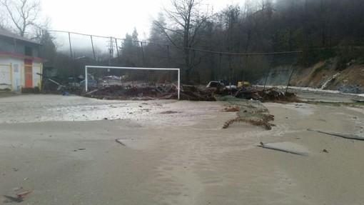 Fango e voragini, a Murialdo il campo da calcio non esiste più (FOTO) Fango e voragini, a Murialdo il campo da calcio non esiste più (FOTO)