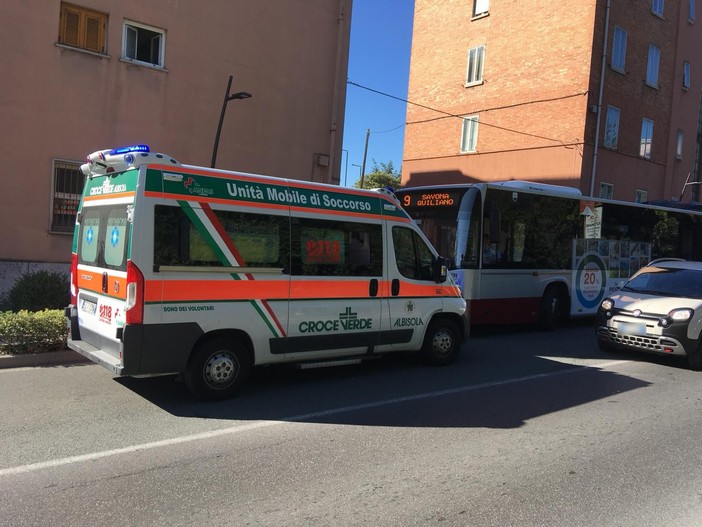Savona, accusa un malore a bordo dell'autobus: codice rosso al San Paolo
