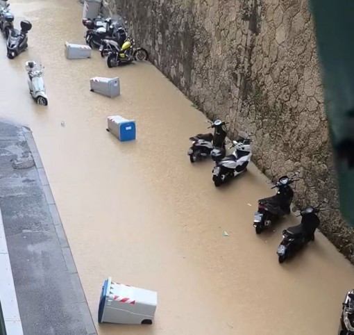 Savona, con le piogge forti ecco i bidoni condominiali galleggianti