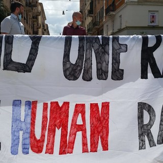 Savona, il Black lives matter in Piazza Sisto: i giovani savonesi in ginocchio per George Floyd (FOTO E VIDEO) Savona, il Black lives matter in Piazza Sisto: i giovani savonesi in ginocchio per George Floyd (FOTO E VIDEO)