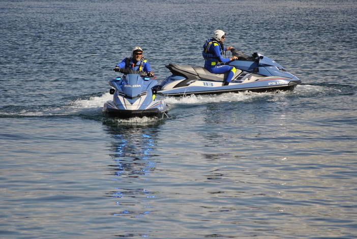 Lieto fine per una famiglia di turisti, urtano contro gli scogli con la barca: soccorsi Lieto fine per una famiglia di turisti, urtano contro gli scogli con la barca: soccorsi