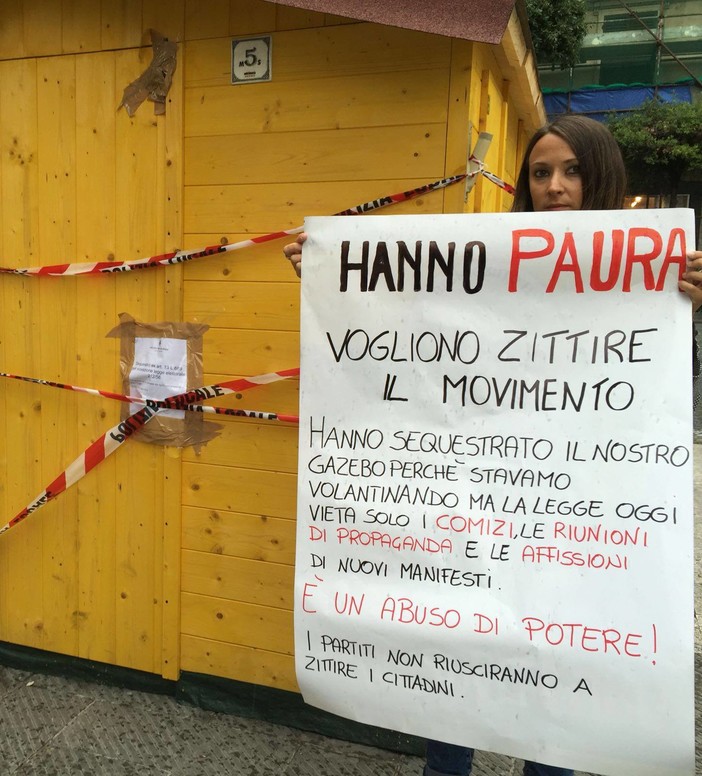 Sequestro del gazebo del M5S in piazza Sisto a Savona: "Hanno paura di noi, eravamo in regola" Sequestro del gazebo del M5S in piazza Sisto a Savona: "Hanno paura di noi, eravamo in regola"
