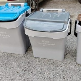 Mastelli sul marciapiede, una coppia di via Montenotte: &quot;Non c’è posto, con quale criterio il Comune autorizza tutto questo?&quot;