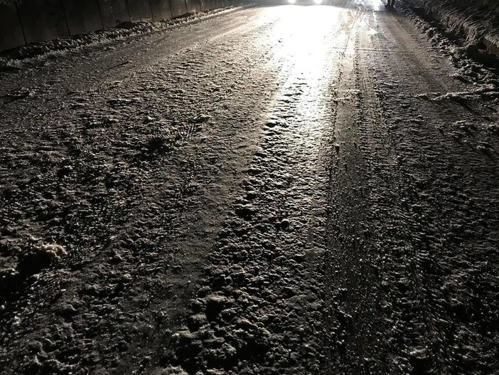 Ghiaccio e rami pericolanti sul Colle del Melogno: strada chiusa Ghiaccio e rami pericolanti sul Colle del Melogno: strada chiusa