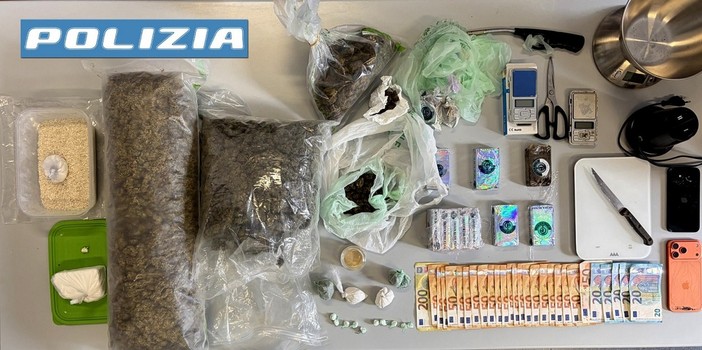 Savona, in casa oltre 3 chili di droga nascosti in cucina e nel frigorifero: arrestato un 19enne Savona, in casa oltre 3 chili di droga nascosti in cucina e nel frigorifero: arrestato un 19enne