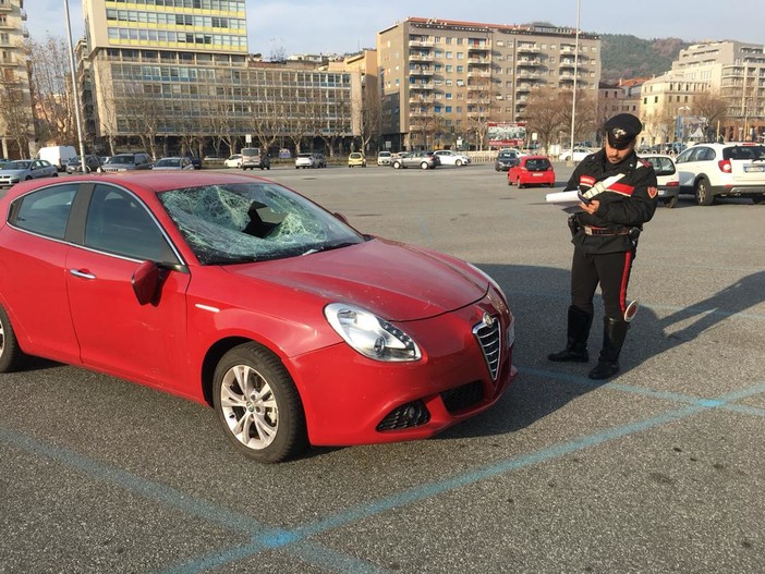 Raid vandalico contro le auto di Piazza del Popolo a Savona. I Carabinieri individuano i responsabili
