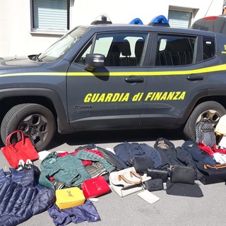 La Guardia di Finanza sequestra 170 articoli contraffatti tra Ceriale e Borghetto Santo Spirito