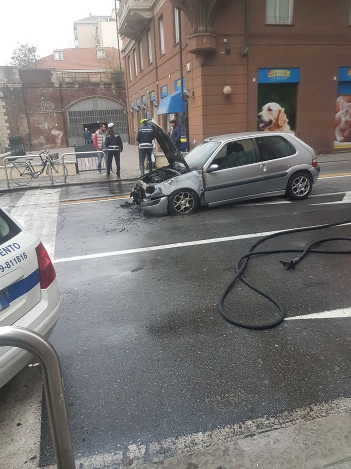 Macchina prende fuoco a Savona all'incrocio tra via XX Settembre e corso Mazzini Macchina prende fuoco a Savona all'incrocio tra via XX Settembre e corso Mazzini
