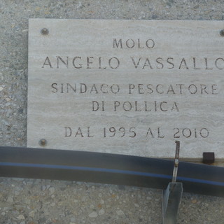 10 anni fa l'omicidio di Angelo Vassallo: il molo a Finale intitolato al sindaco pescatore 10 anni fa l'omicidio di Angelo Vassallo: il molo a Finale intitolato al sindaco pescatore