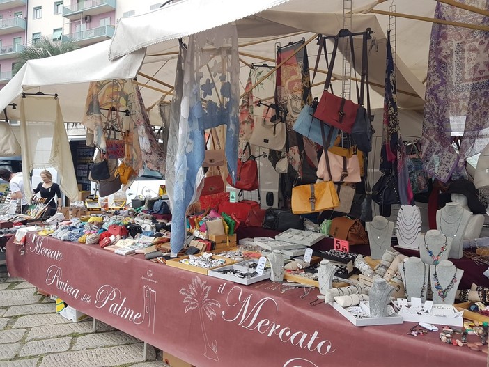 Dicembre inizia con il ritorno del Mercato Riviera delle Palme a Carcare Dicembre inizia con il ritorno del Mercato Riviera delle Palme a Carcare