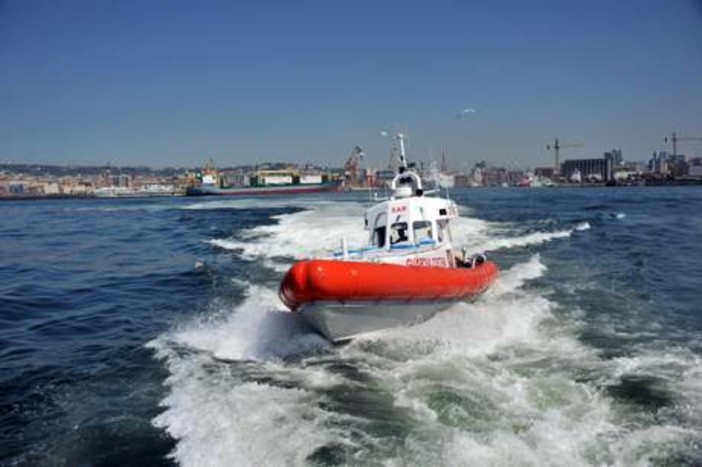 Soccorsa dalla Capitaneria di Porto barca a vela con motore ausiliario in difficoltà tra Varazze e Piani d'Invrea