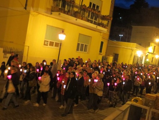 Laigueglia, fiaccolata per Marisa Comessatti, centinaia di persone in piazza per non perdere la speranza
