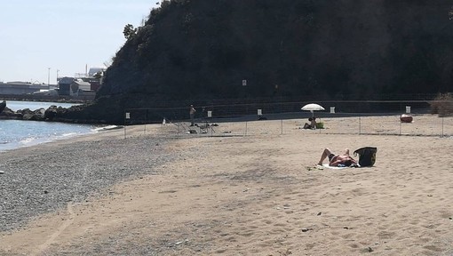 Savona, i gruppi a tutela della Madonnetta chiedono che vengano attivati i servizi per la spiaggia