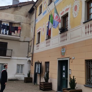 Anche Mallare ricorda le vittime del Covid, il sindaco Astiggiano: "Un segnale di fiducia e solidarietà da trasmettere ai cittadini"