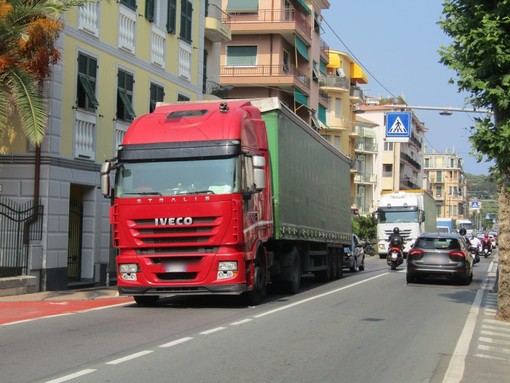Via all'ordinanza ministeriale di stop ai mezzi pesanti al venerdì sull'Aurelia: controlli della polizia locale al casello di Albisola Via all'ordinanza ministeriale di stop ai mezzi pesanti al venerdì sull'Aurelia: controlli della polizia locale al casello di Albisola