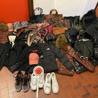 Finale Ligure, maxi-sequestro di merce contraffatta durante un'operazione anti-commercio abusivo Finale Ligure, maxi-sequestro di merce contraffatta durante un'operazione anti-commercio abusivo