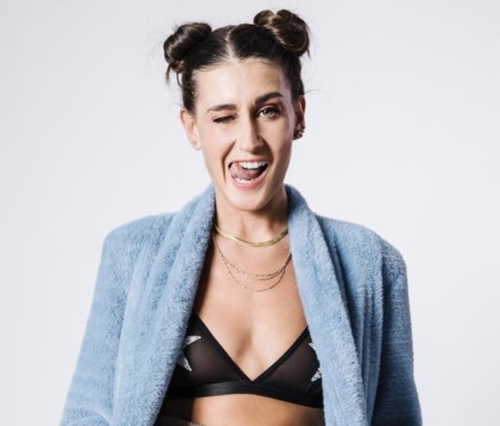 Radio Onda Ligure 101: intervista alla cantante sanremese Monia Russo Radio Onda Ligure 101: intervista alla cantante sanremese Monia Russo
