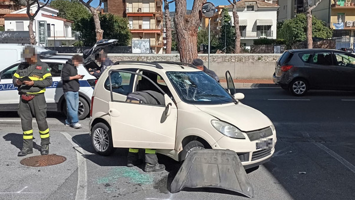Microcar ribaltata a Pietra Ligure dopo l'impatto con uno scooter: una donna ricoverata in codice giallo (FOTO)