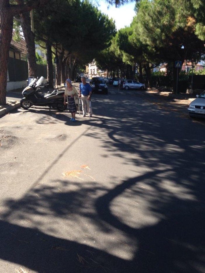 Albenga: quando per andare al mare si deve affrontare un percorso ad ostacoli