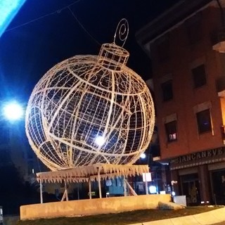 La “maxipalla abbandonata” in centro a Loano