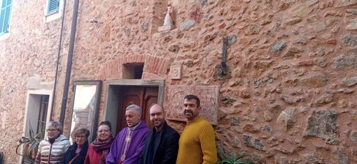 Ceriale, una madonnina di ceramica a proteggere la biblioteca “Libri di Liguria” Ceriale, una madonnina di ceramica a proteggere la biblioteca “Libri di Liguria”