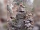 Un menhir segnaletico sui sentieri del finalese Un menhir segnaletico sui sentieri del finalese
