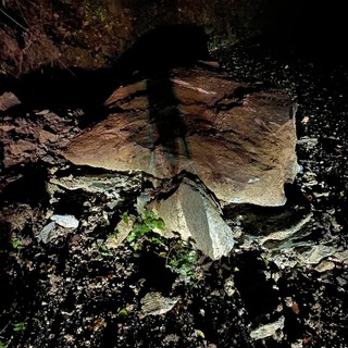 Crolla masso sulla Sp49 ad Urbe. Il Comune: "Prestare massima attenzione"