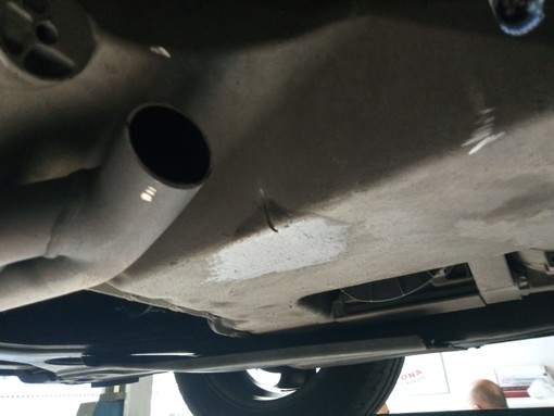 Savona, rubata una marmitta nel parcheggio sotto il Priamar. Il proprietario: "Non potrebbero posizionare le telecamere e le luci?"