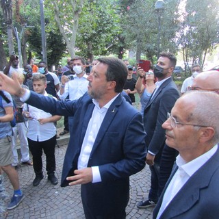Savona, c'è Salvini in piazza del Popolo: "Questi spazi sono anche delle mamme, non solo di chi spaccia"