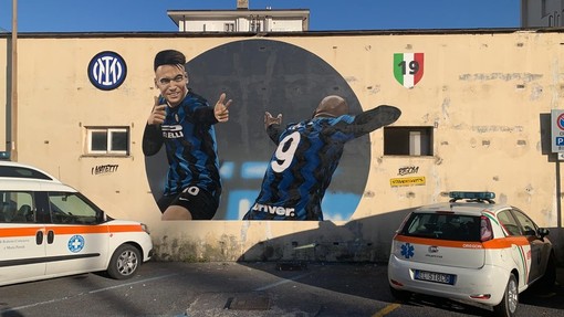 Alassio, il murales nerazzurro scatena la polemica social: "Cosa lo lega alla Città del Muretto?" Alassio, il murales nerazzurro scatena la polemica social: "Cosa lo lega alla Città del Muretto?"