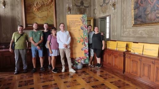 Finale, nuova veste grafica e più informazioni per il mercatino ortofrutticolo: consegnato agli espositori il nuovo materiale promozione