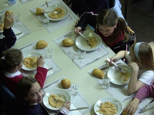 Cobas Scuola Savona:"Nelle scuole medie orario prolungato sino alle 14 e gli alunni saltano il pranzo in mensa"