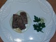 Tagliata di vitellone aromatizzata ai sapori di Liguria, accompagnata da una salsa vellutata al limone