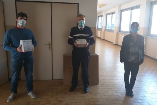 Coronavirus, la Lega di Savona consegna 250 mascherine alla Polizia Locale Coronavirus, la Lega di Savona consegna 250 mascherine alla Polizia Locale