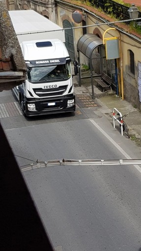 Bastia d'Albenga, un lettore: "I tir percorrono la strettoia nonostante il divieto di transito ai mezzi pesanti"